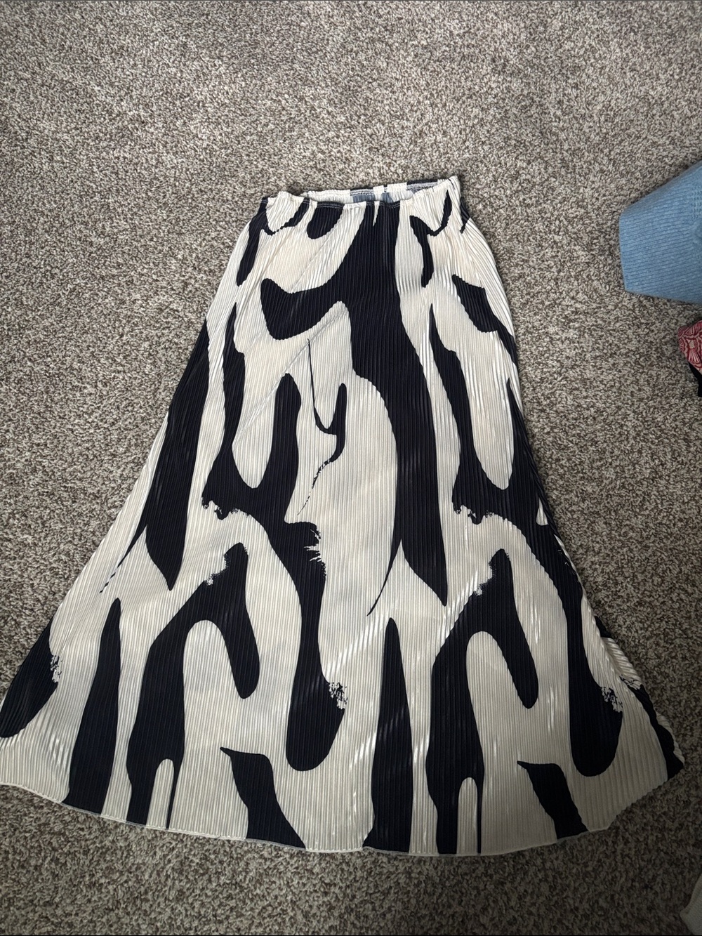 SHEIN Black and White Abstract Pleated Maxi Skirt